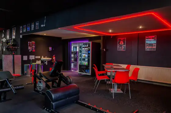 Lounge en drankjes bij Xplosive Gym Helmond